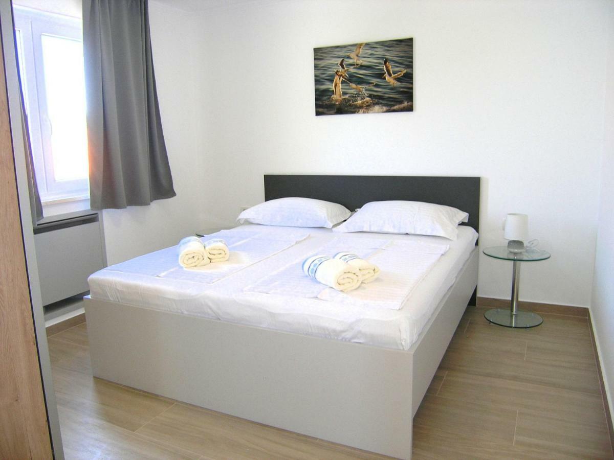 Apartmani Krajinovic Krk Town Exteriör bild
