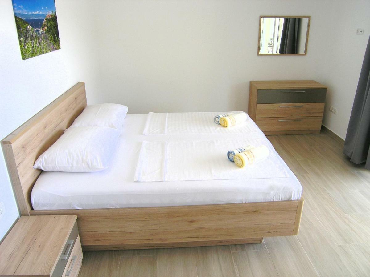 Apartmani Krajinovic Krk Town Exteriör bild