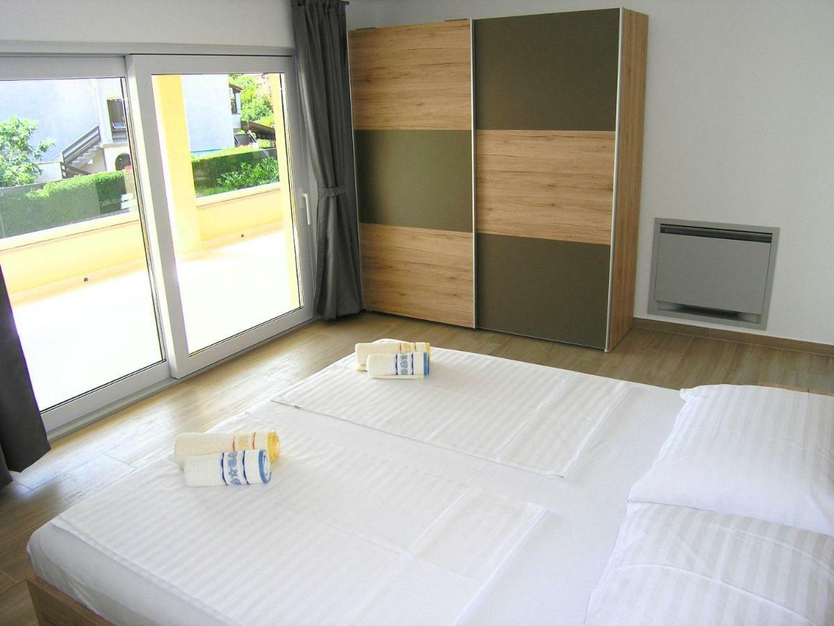 Apartmani Krajinovic Krk Town Exteriör bild