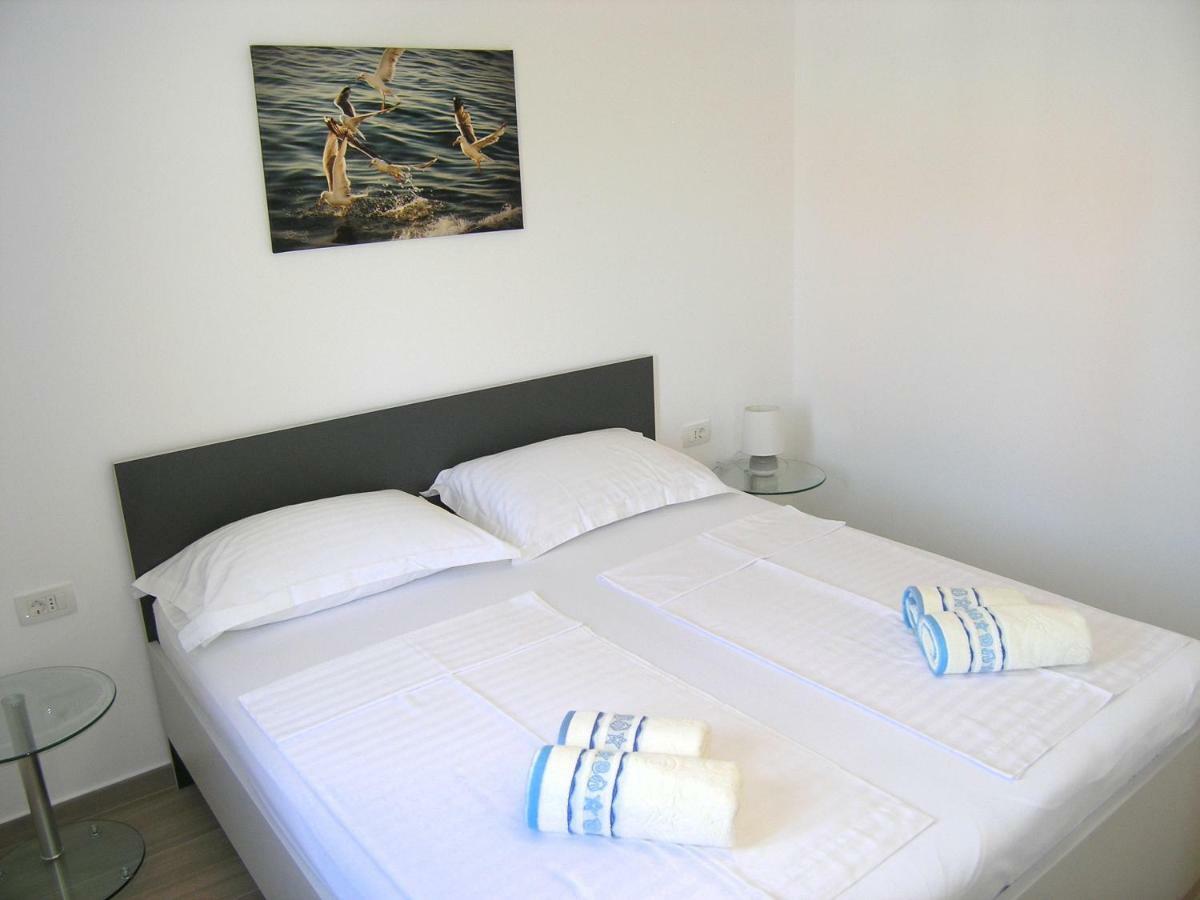 Apartmani Krajinovic Krk Town Exteriör bild