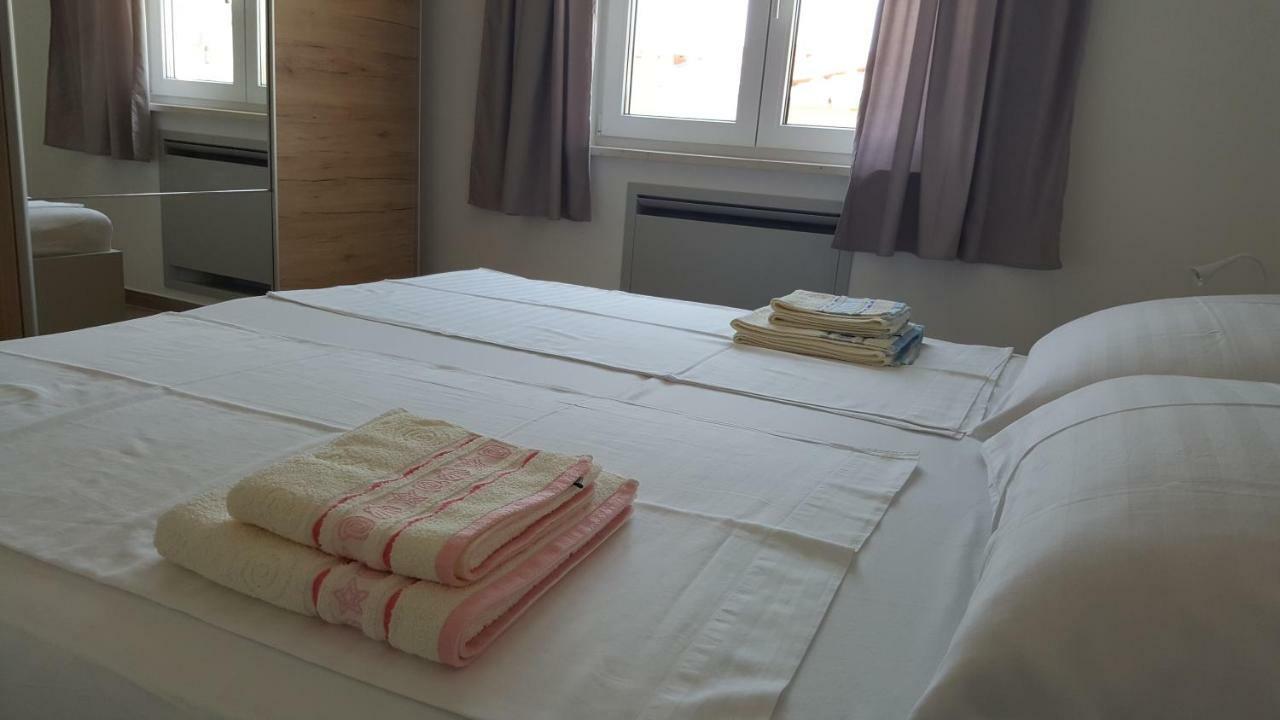 Apartmani Krajinovic Krk Town Exteriör bild